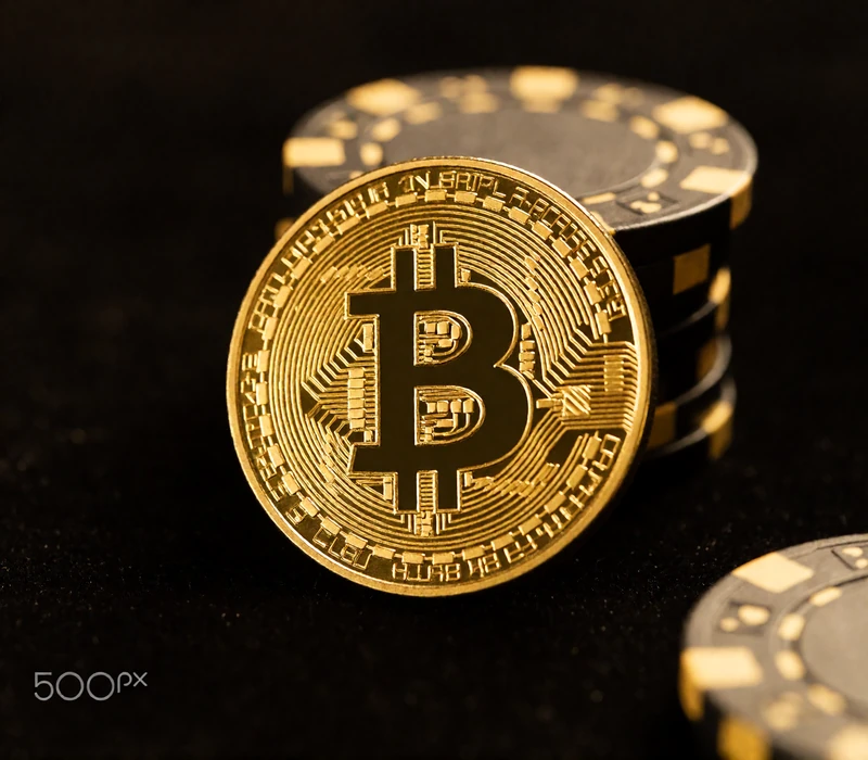 Goldener Bitcoin auf Casino-Chips als Symbol f&uuml;r die Krypto-Bonusangebote im Millioner Casino